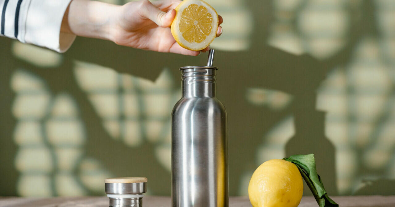Wah, Ini Nih 4 Efek Buruk Minum Air Lemon Setiap Hari